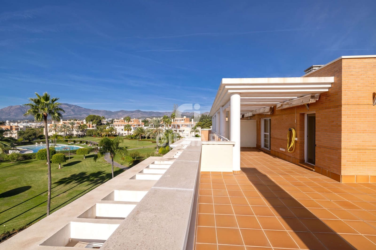 4 Zimmer Penthouse zu verkaufen in Estepona mit Pool Garage - 730.000 € (Ref: 9386092)