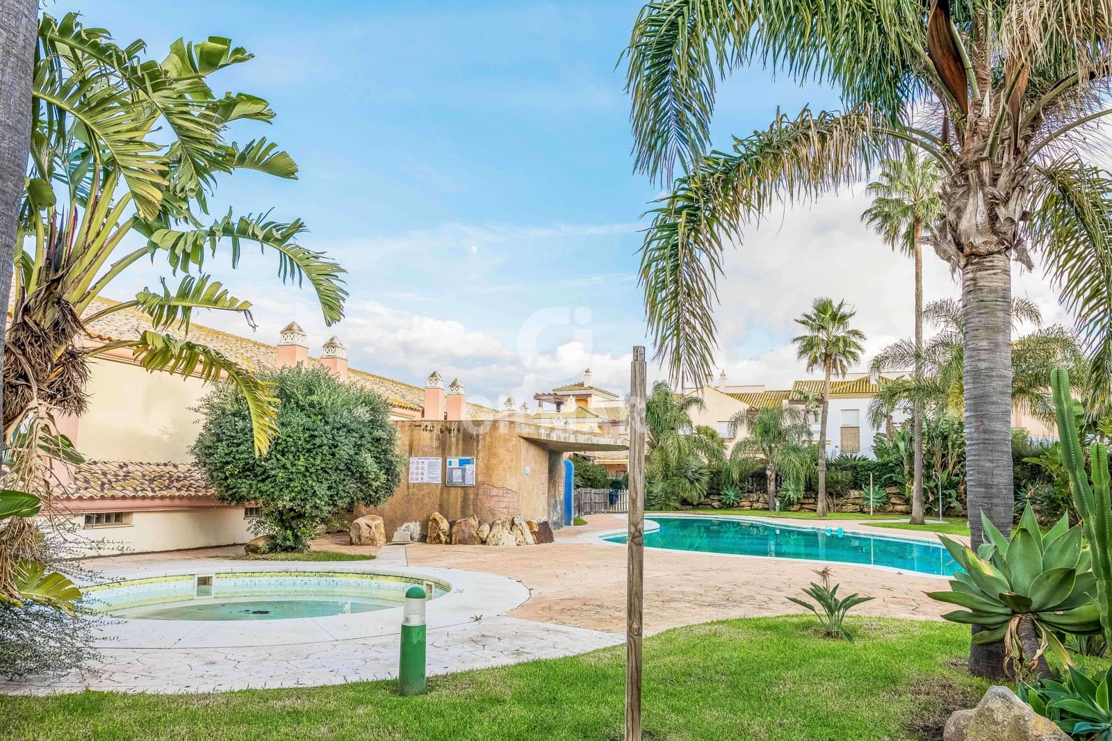 3 sypialnia Dom szeregowy na sprzedaż w Zahara de los Atunes z basenem garażem - 700 000 € (Ref: 9386934)