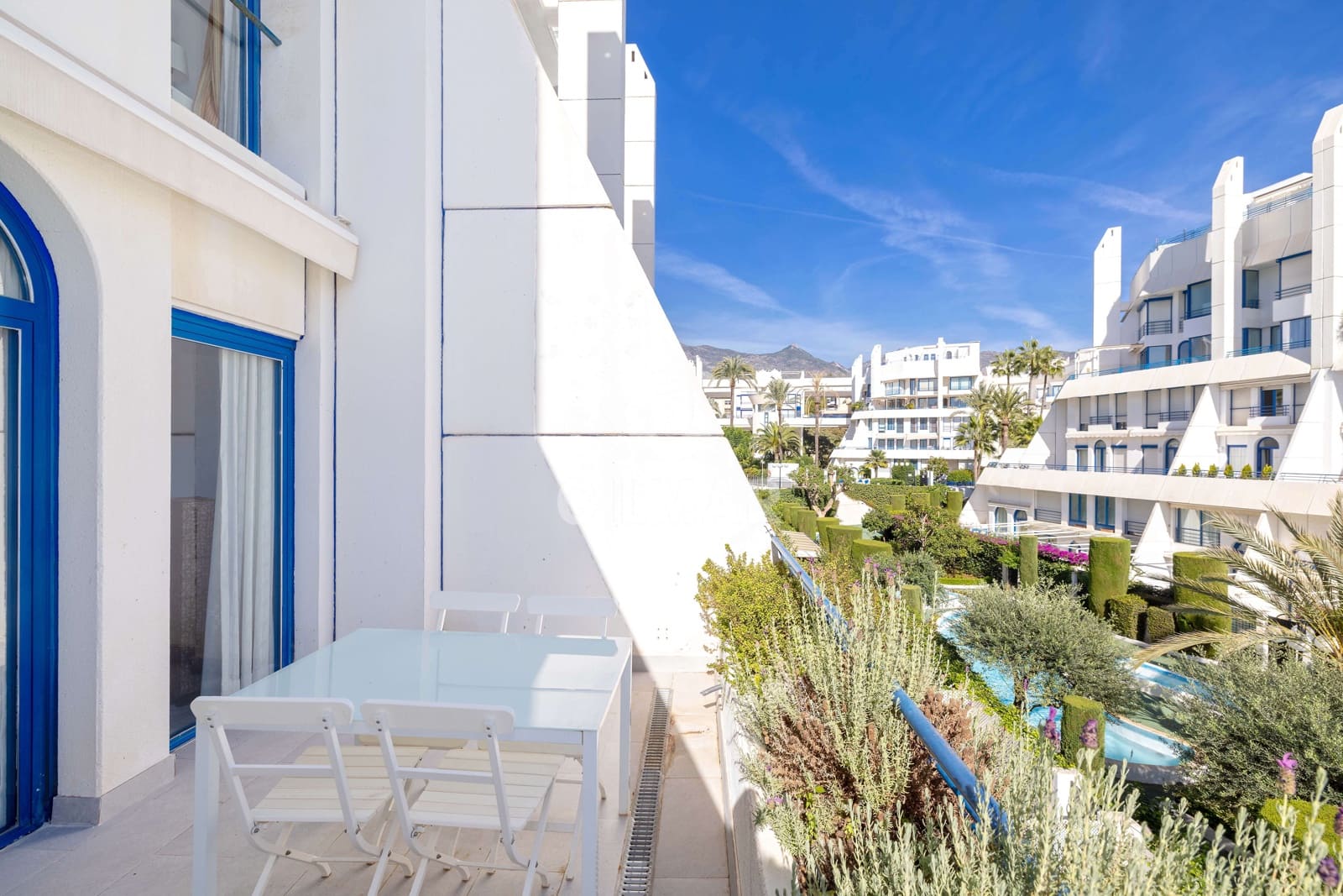 2 soverom Leilighet til salgs i Marbella med svømmebasseng garasje - € 795 000 (Ref: 9388826)