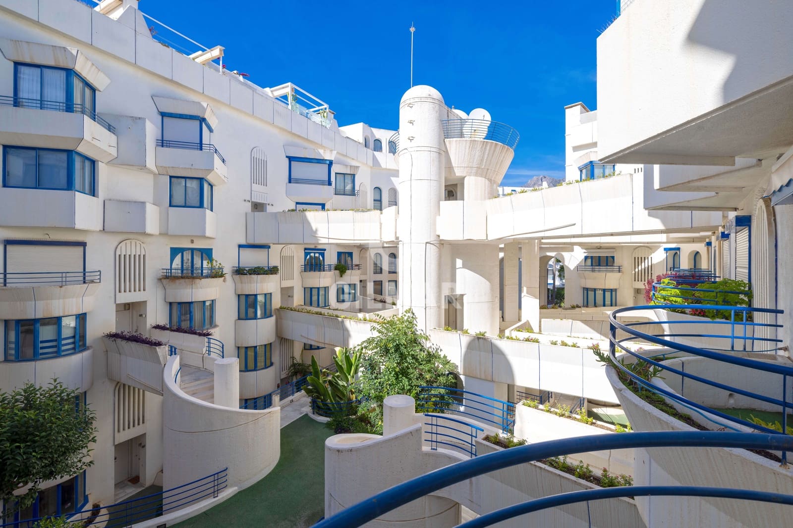 2 soverom Leilighet til salgs i Marbella med svømmebasseng garasje - € 795 000 (Ref: 9388826)