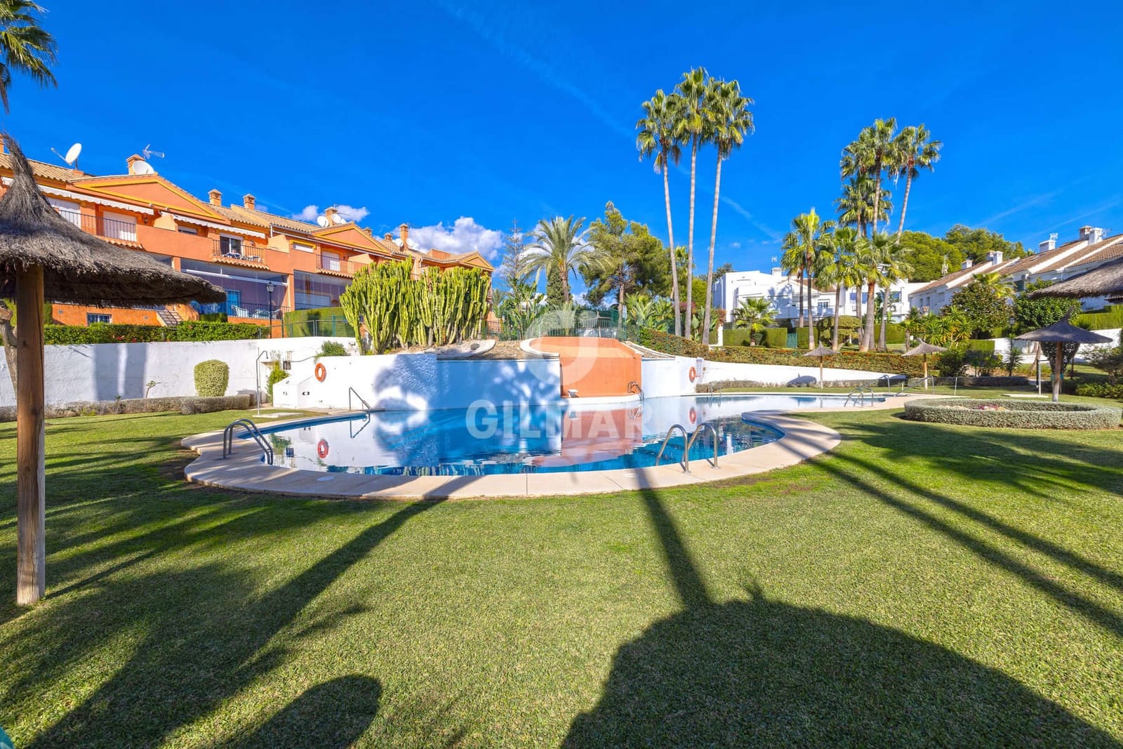 3 soverom Rekkehus til salgs i Estepona med garasje - € 530 000 (Ref: 9394070)