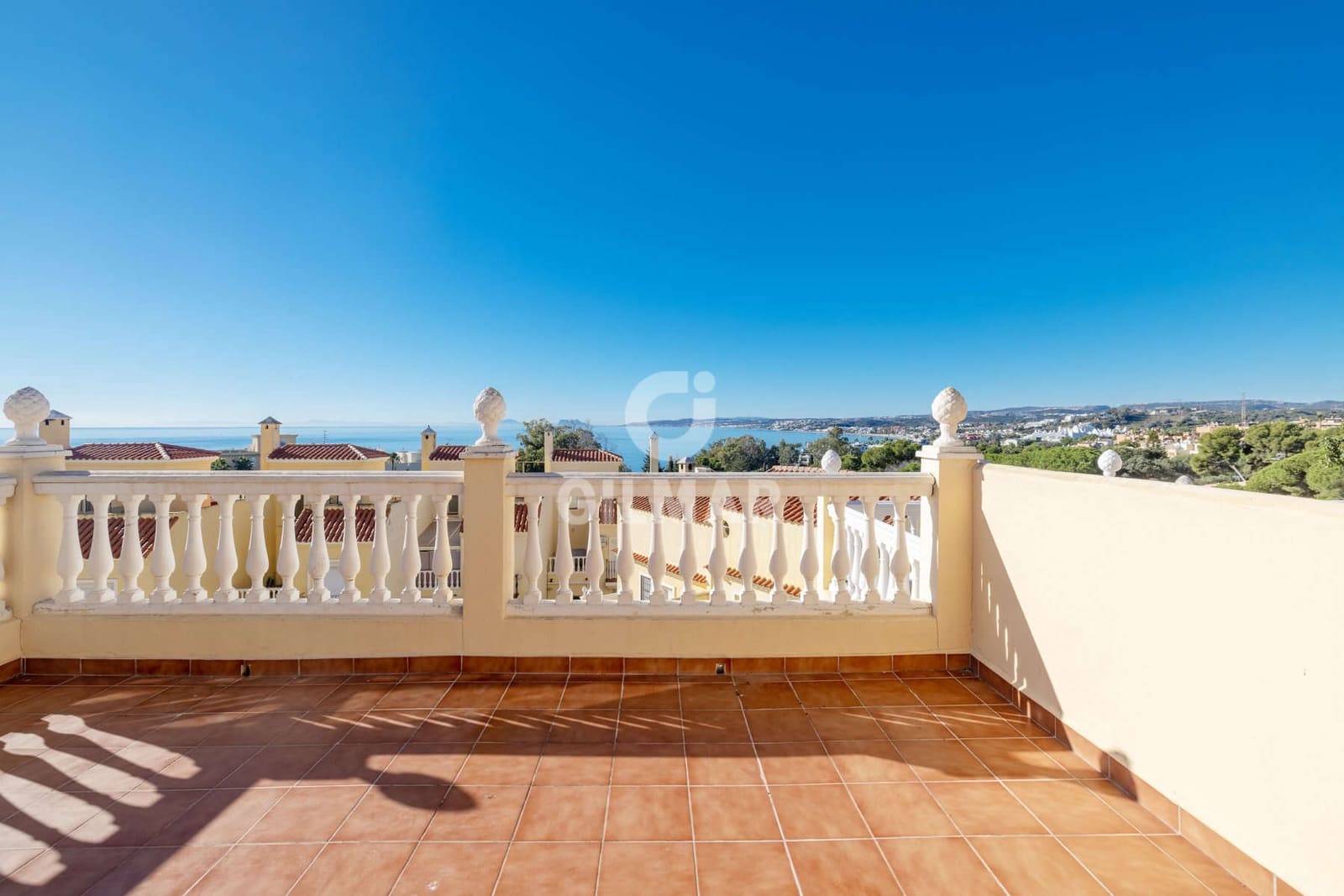 3 slaapkamer Rijtjeshuis te koop in Estepona met zwembad garage - € 575.000 (Ref: 9402678)