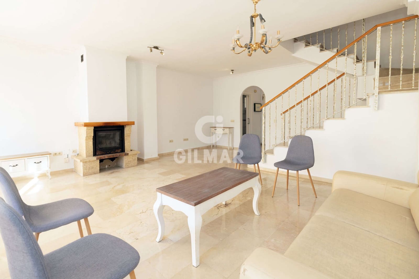 3 slaapkamer Rijtjeshuis te koop in Estepona met zwembad garage - € 575.000 (Ref: 9402678)