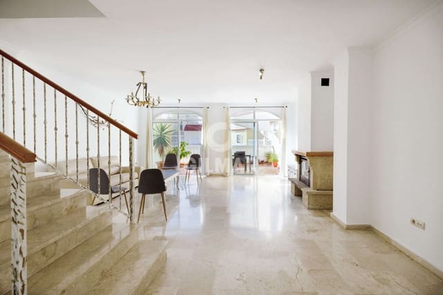 3 slaapkamer Rijtjeshuis te koop in Seghers, Estepona met zwembad garage - € 575.000 (Ref: 9402678)