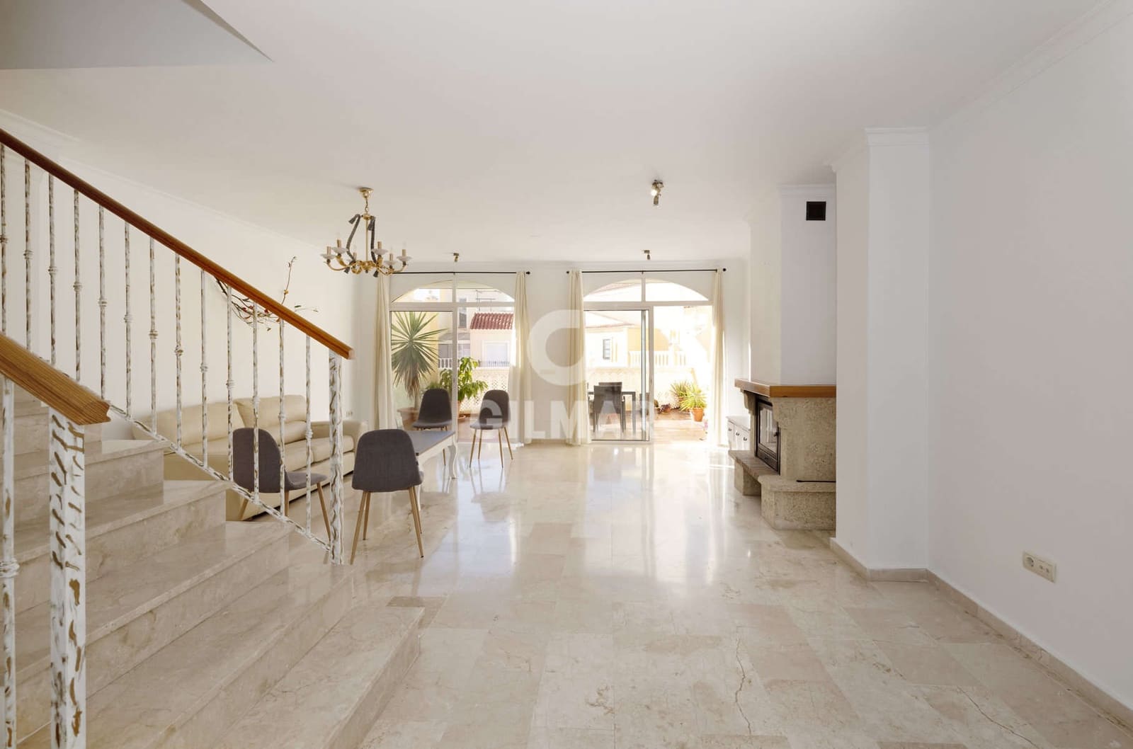 3 slaapkamer Rijtjeshuis te koop in Estepona met zwembad garage - € 575.000 (Ref: 9402678)