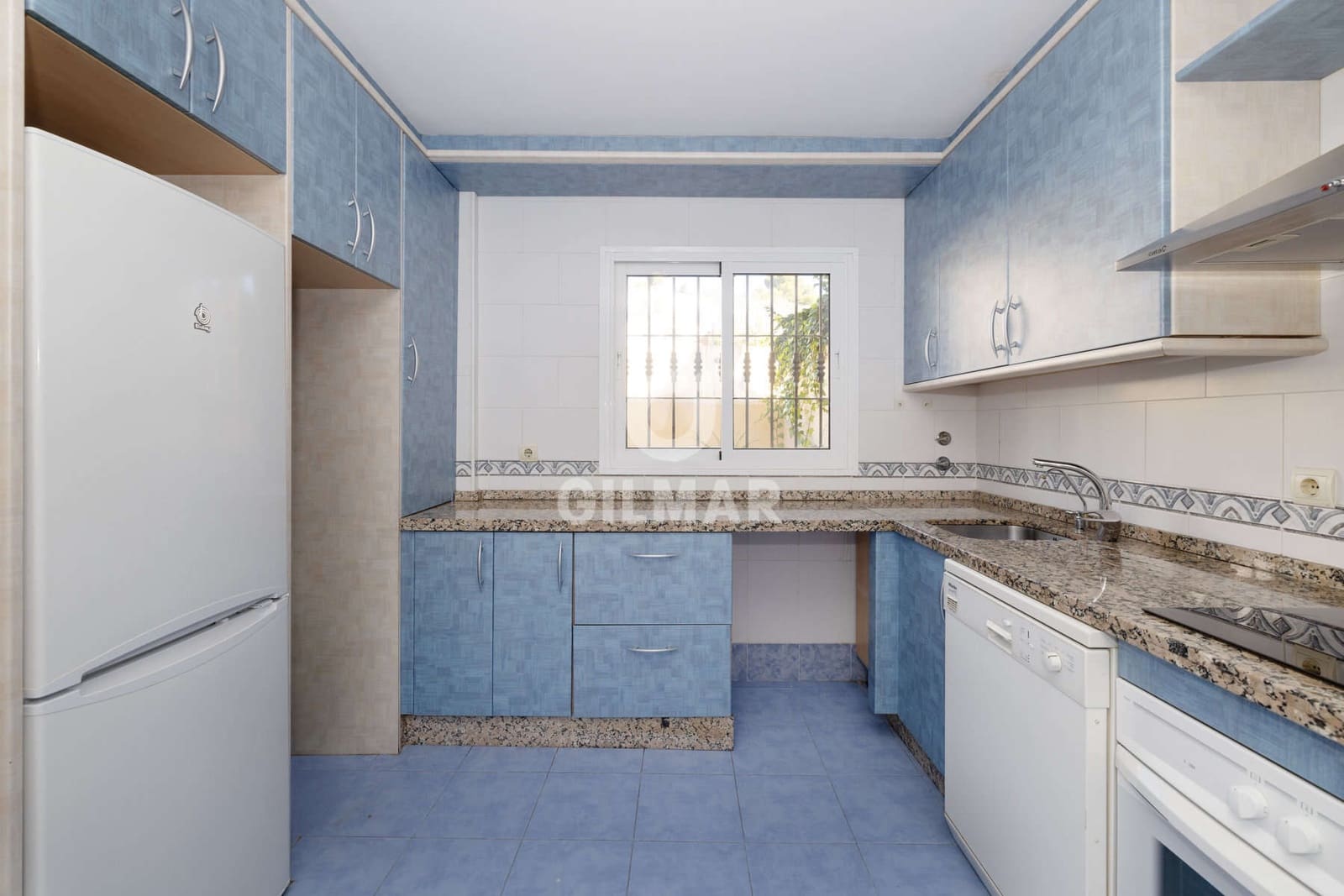 3 slaapkamer Rijtjeshuis te koop in Estepona met zwembad garage - € 575.000 (Ref: 9402678)