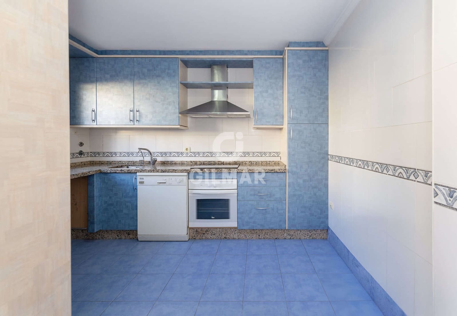 3 slaapkamer Rijtjeshuis te koop in Estepona met zwembad garage - € 575.000 (Ref: 9402678)