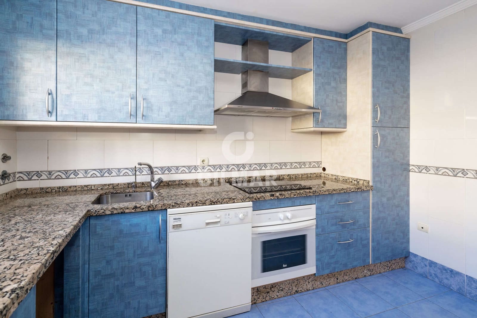 3 slaapkamer Rijtjeshuis te koop in Estepona met zwembad garage - € 575.000 (Ref: 9402678)