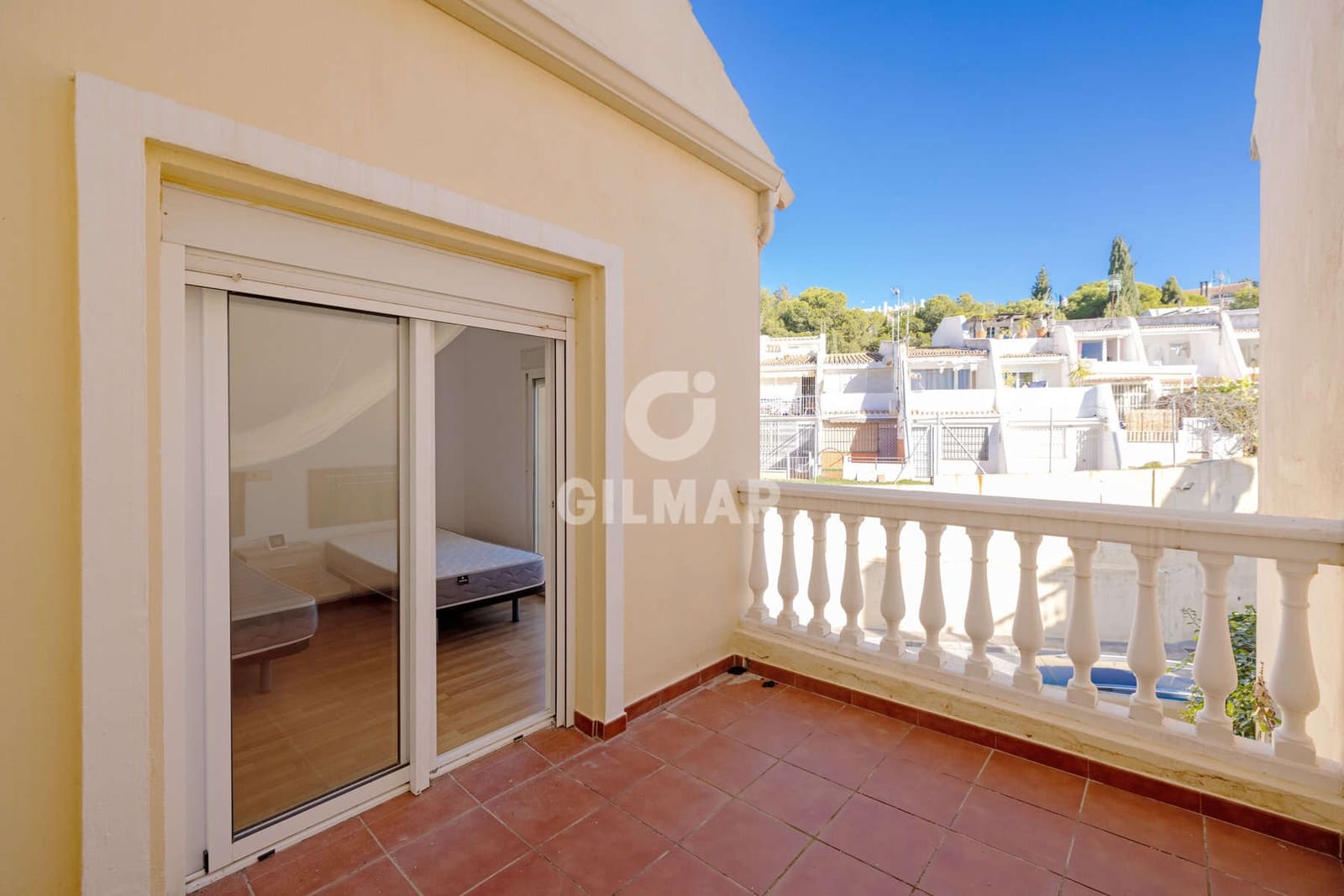 3 slaapkamer Rijtjeshuis te koop in Estepona met zwembad garage - € 575.000 (Ref: 9402678)