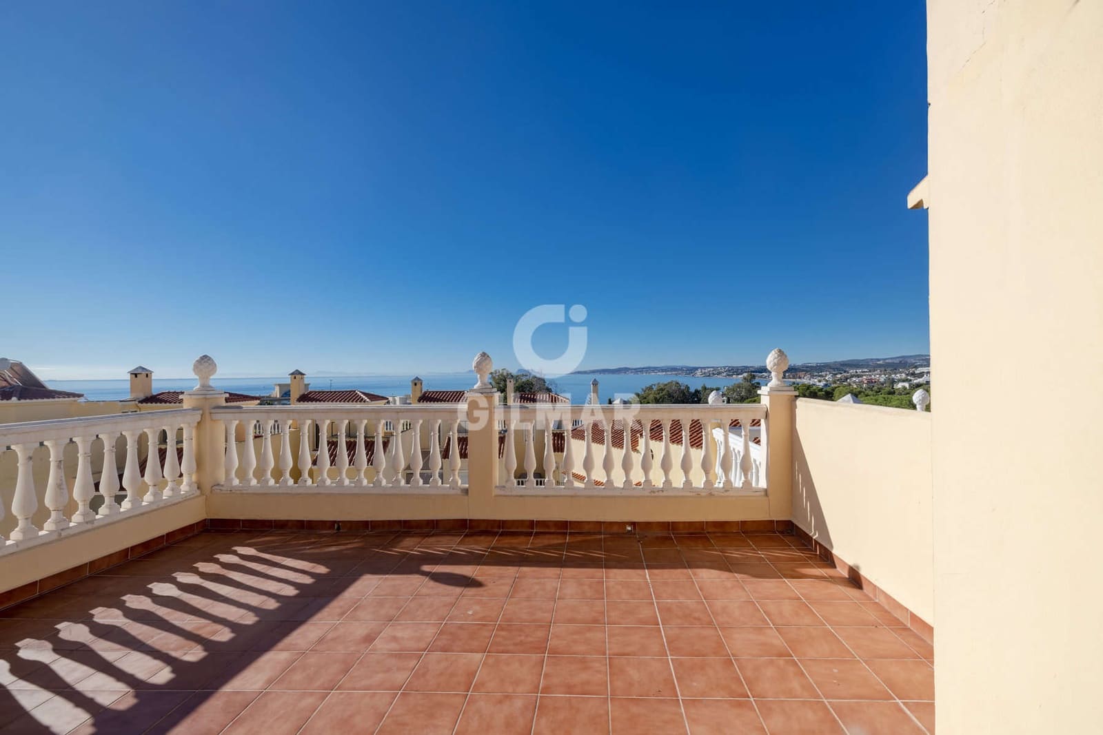 3 slaapkamer Rijtjeshuis te koop in Estepona met zwembad garage - € 575.000 (Ref: 9402678)