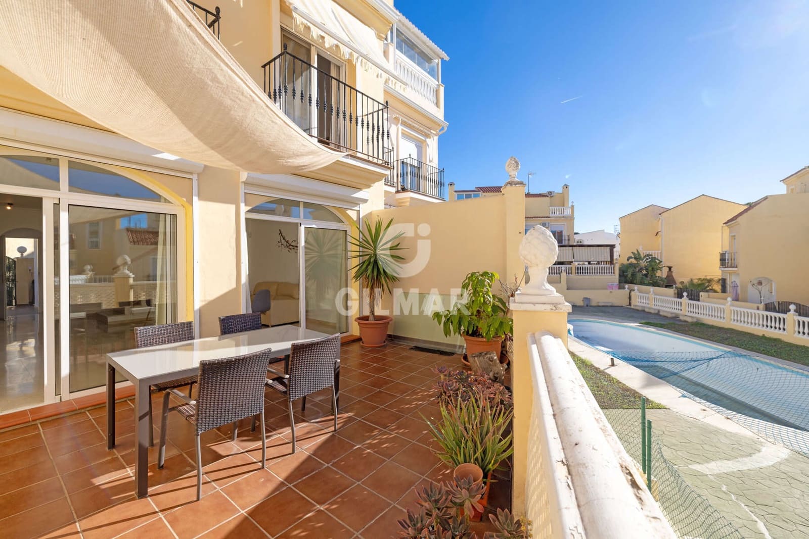 3 slaapkamer Rijtjeshuis te koop in Estepona met zwembad garage - € 575.000 (Ref: 9402678)