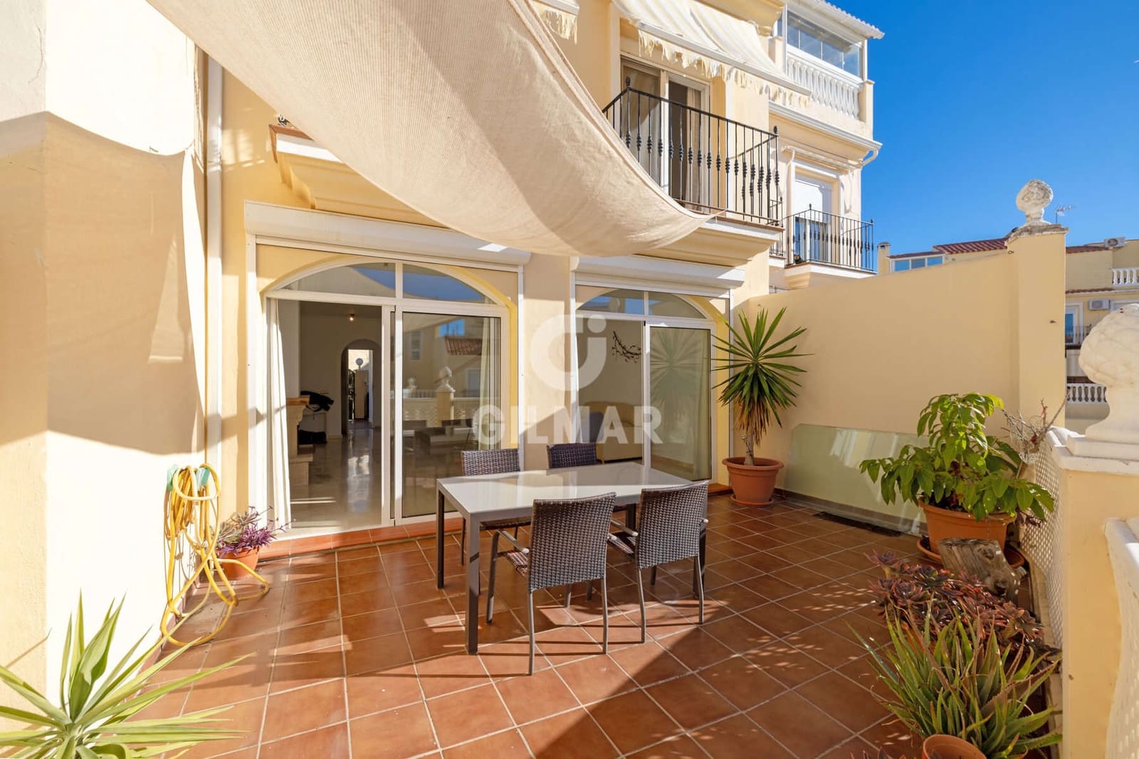 3 slaapkamer Rijtjeshuis te koop in Estepona met zwembad garage - € 575.000 (Ref: 9402678)