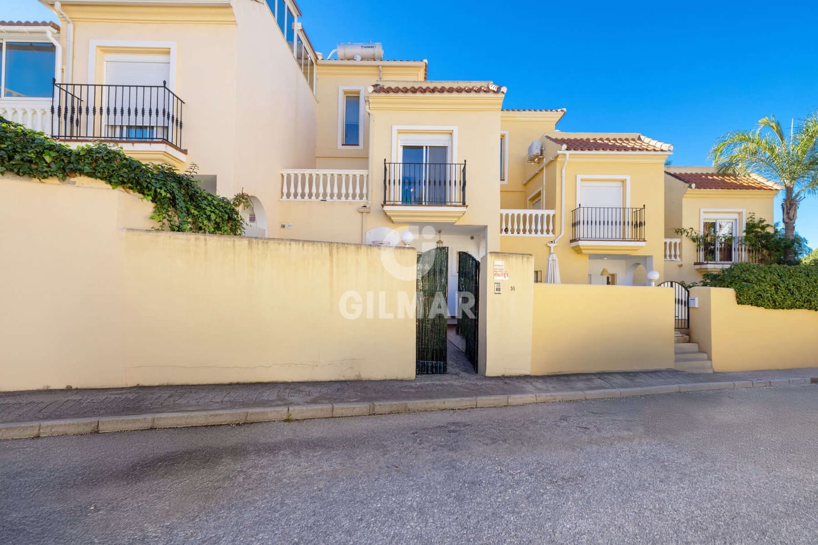 3 slaapkamer Rijtjeshuis te koop in Estepona met zwembad garage - € 575.000 (Ref: 9402678)