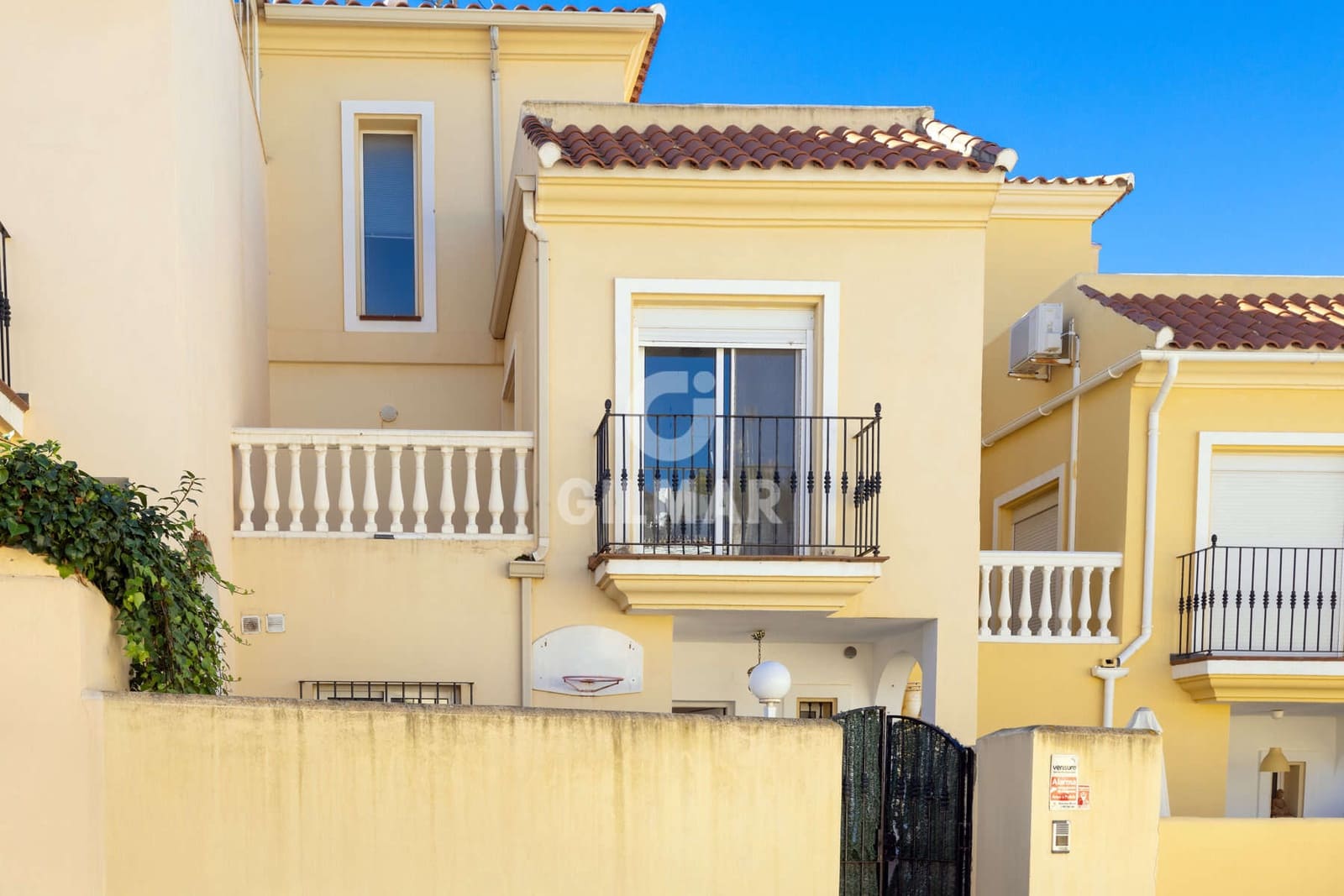 3 slaapkamer Rijtjeshuis te koop in Estepona met zwembad garage - € 575.000 (Ref: 9402678)