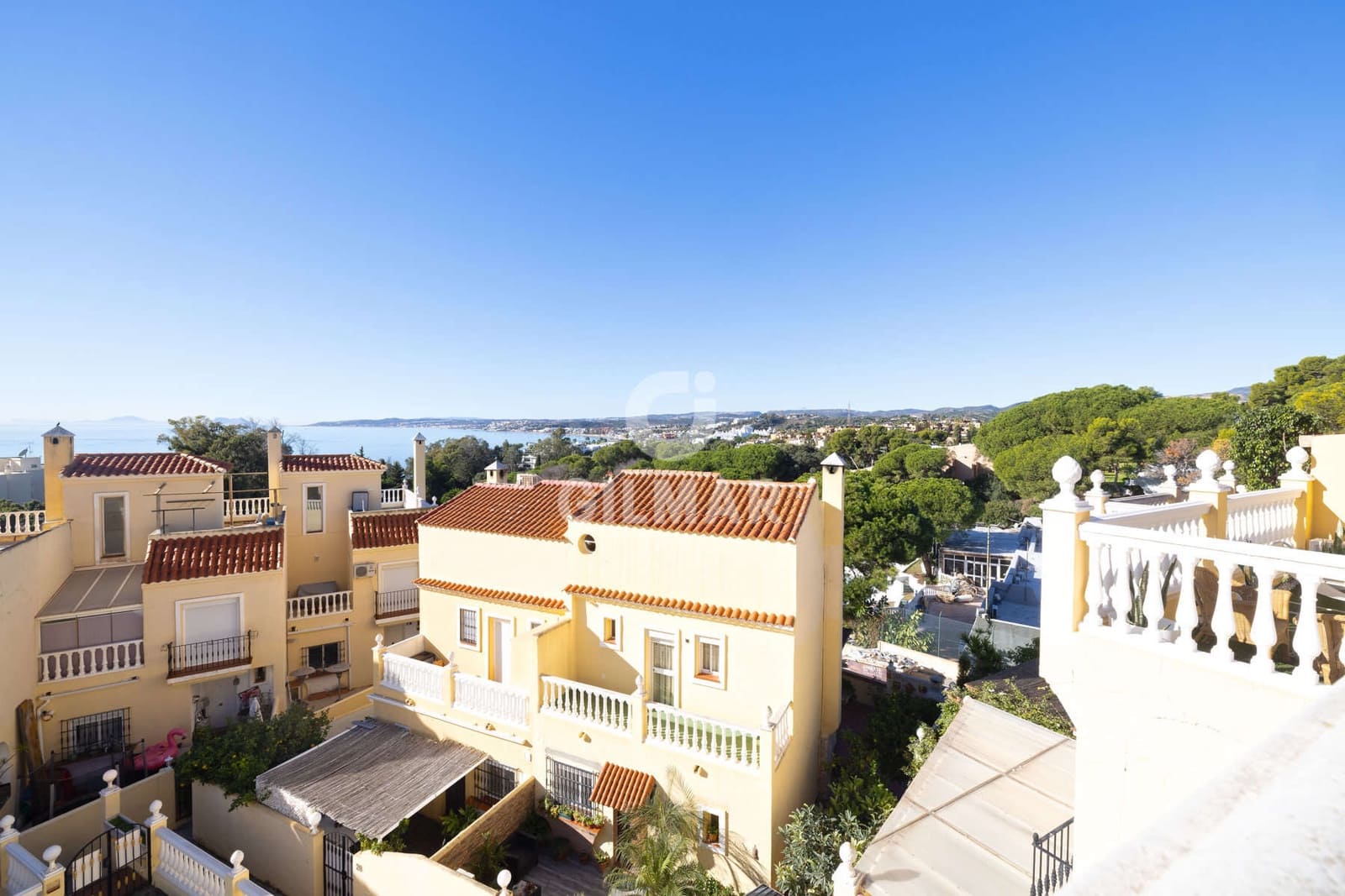 3 slaapkamer Rijtjeshuis te koop in Estepona met zwembad garage - € 575.000 (Ref: 9402678)