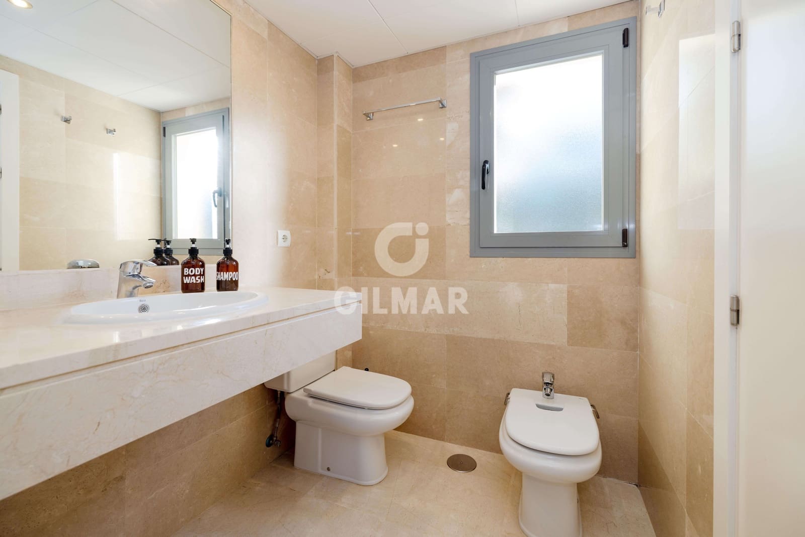 3 soveværelse Rækkehus til salg i Artola med swimmingpool garage - € 495.000 (Ref: 9402679)