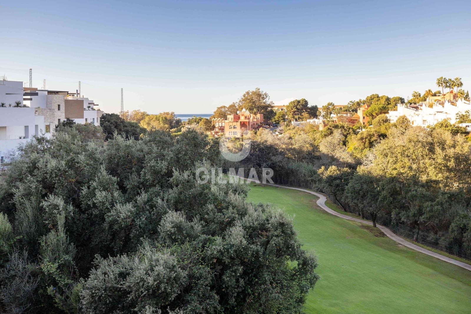 3 soveværelse Rækkehus til salg i Artola med swimmingpool garage - € 495.000 (Ref: 9402679)