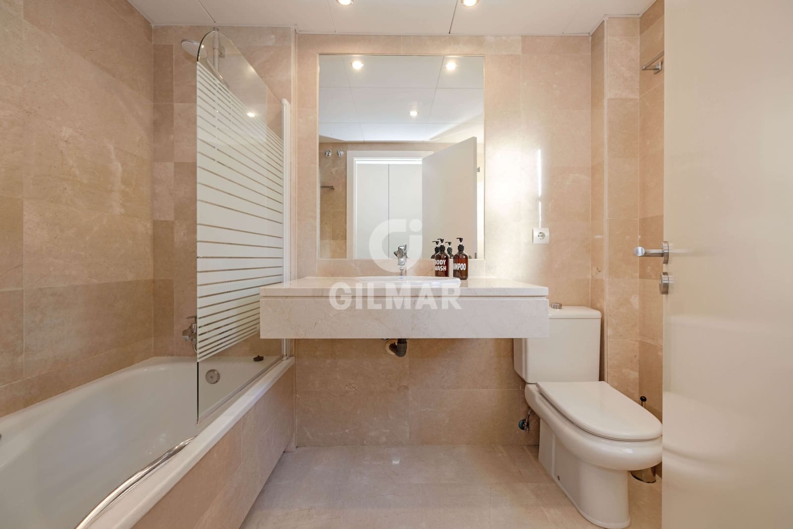 3 soveværelse Rækkehus til salg i Artola med swimmingpool garage - € 495.000 (Ref: 9402679)