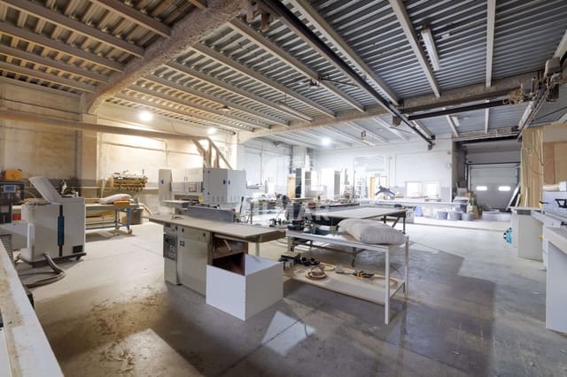 Kommersiell til salgs i Altos de Estepona, Estepona - € 840 000 (Ref: 9402794)