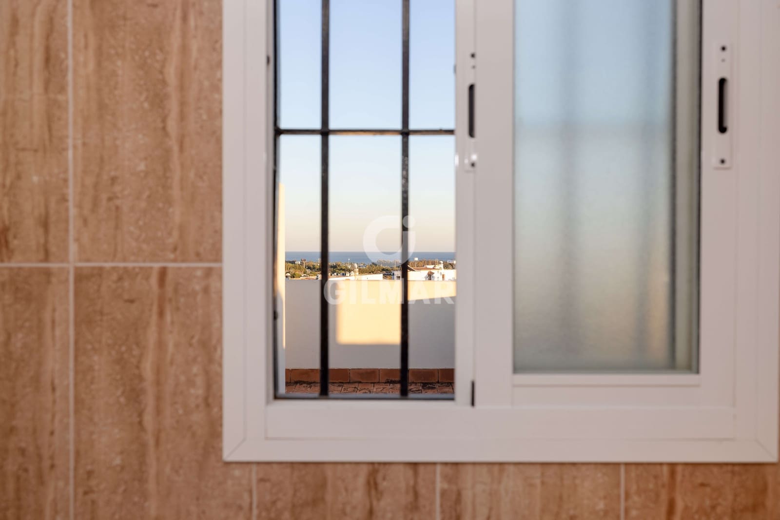 Ático de 3 habitaciones en Estepona en venta con piscina garaje - 425.000 € (Ref: 9409682)