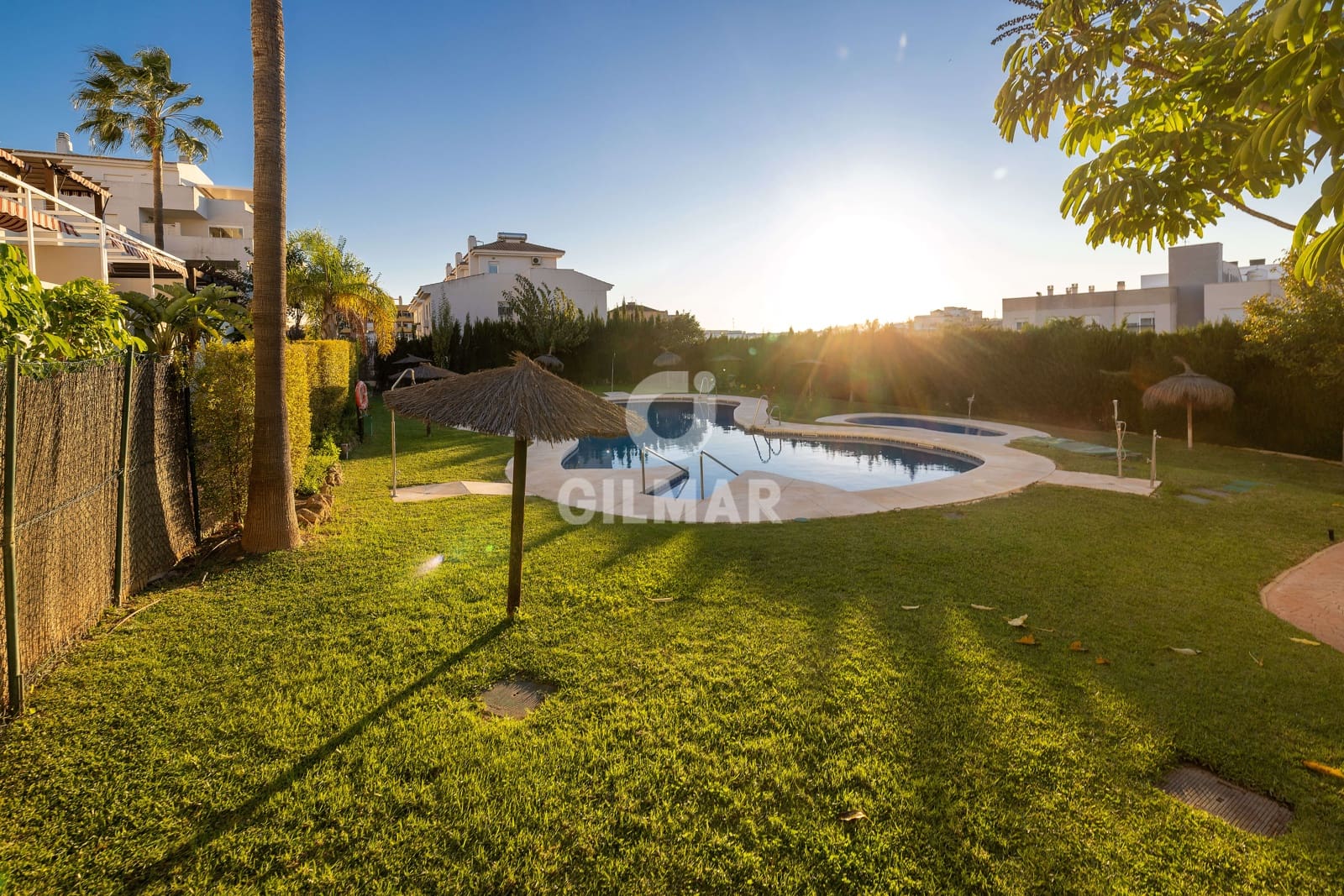 Ático de 3 habitaciones en Estepona en venta con piscina garaje - 425.000 € (Ref: 9409682)