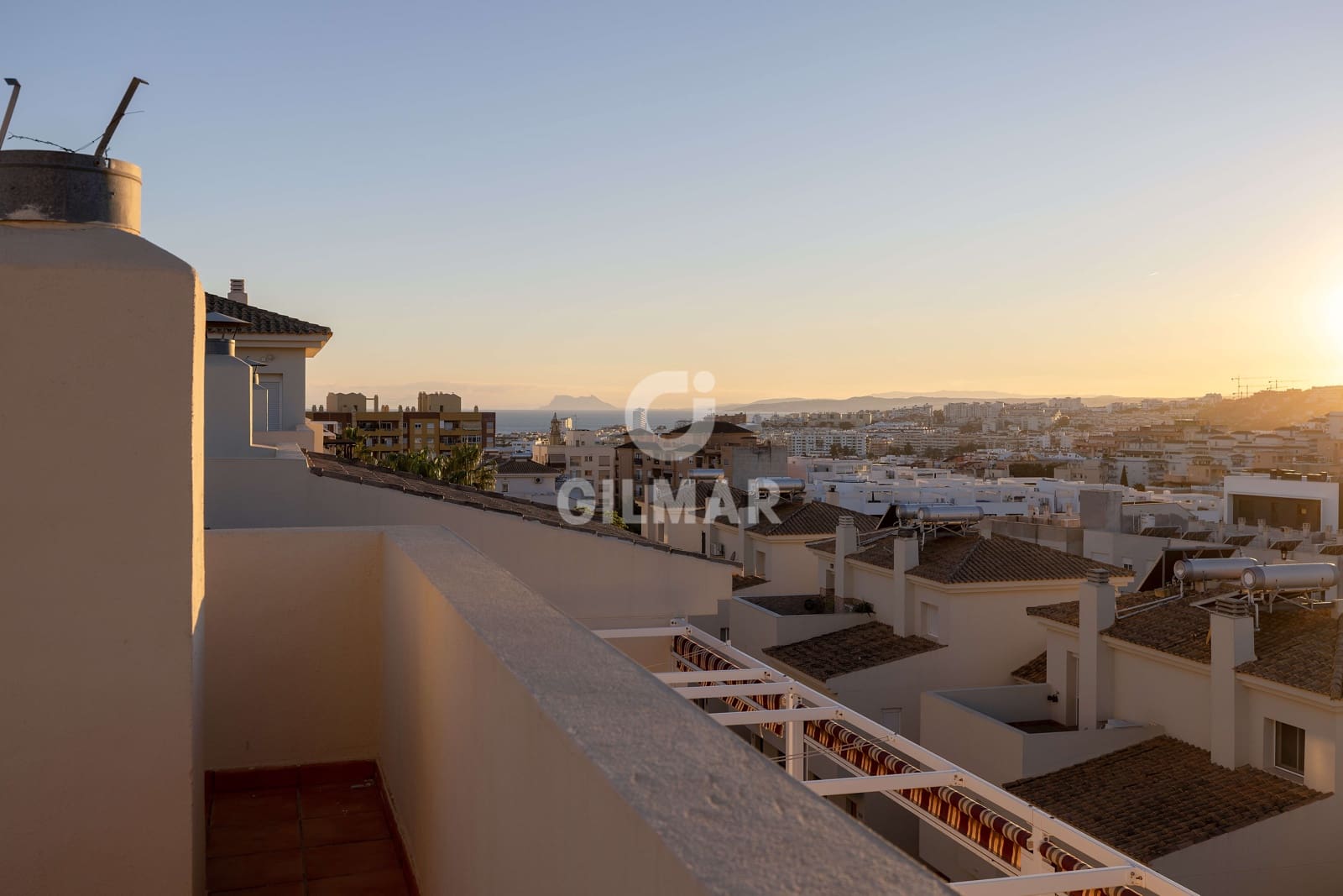 Ático de 3 habitaciones en Estepona en venta con piscina garaje - 425.000 € (Ref: 9409682)