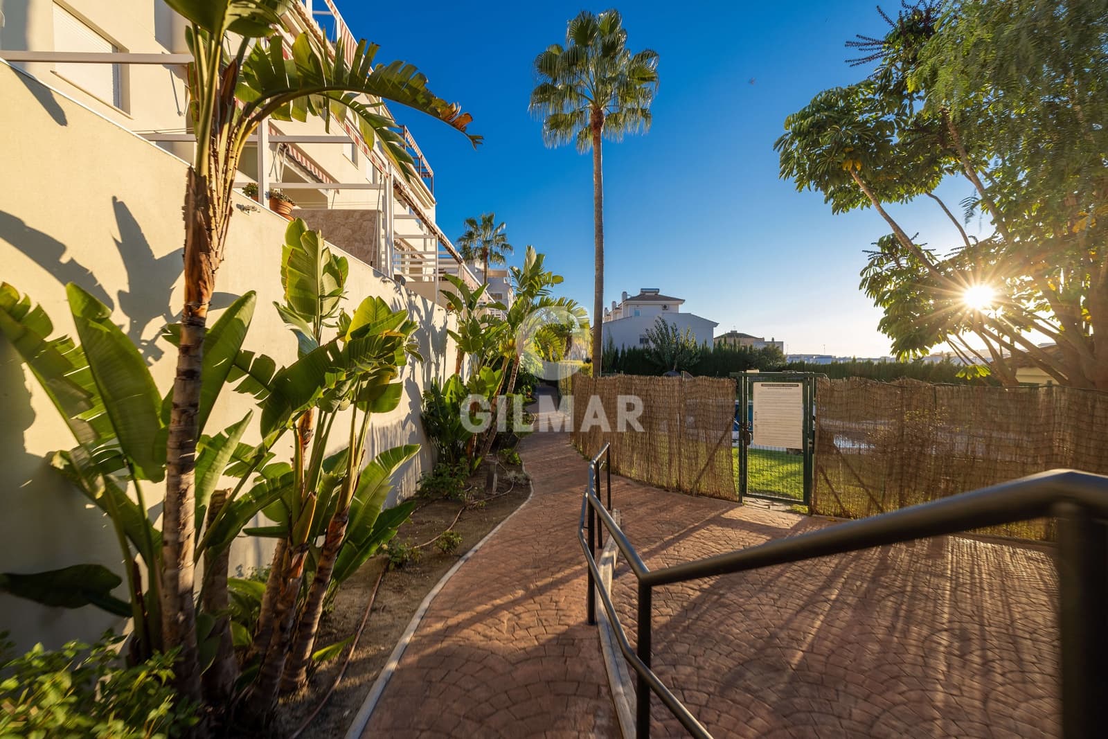 Ático de 3 habitaciones en Estepona en venta con piscina garaje - 425.000 € (Ref: 9409682)