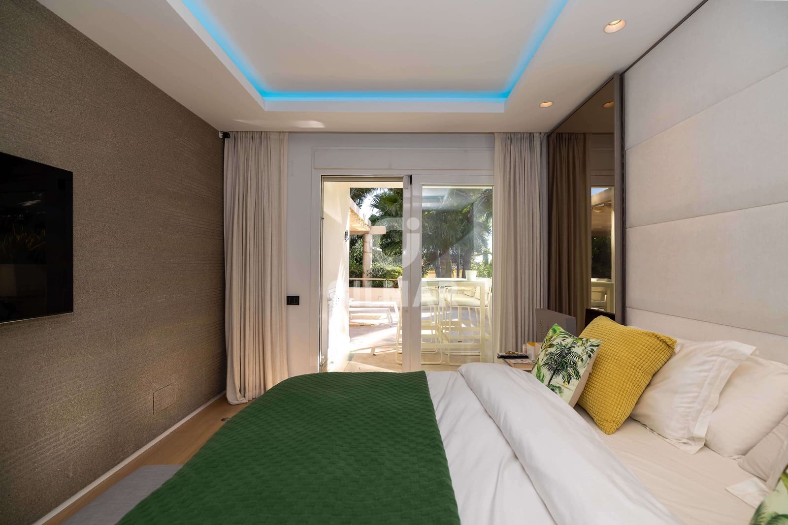 2 bedroom Flat for sale in Rio Real with pool garage - € 860,000 (Ref: 9412744)