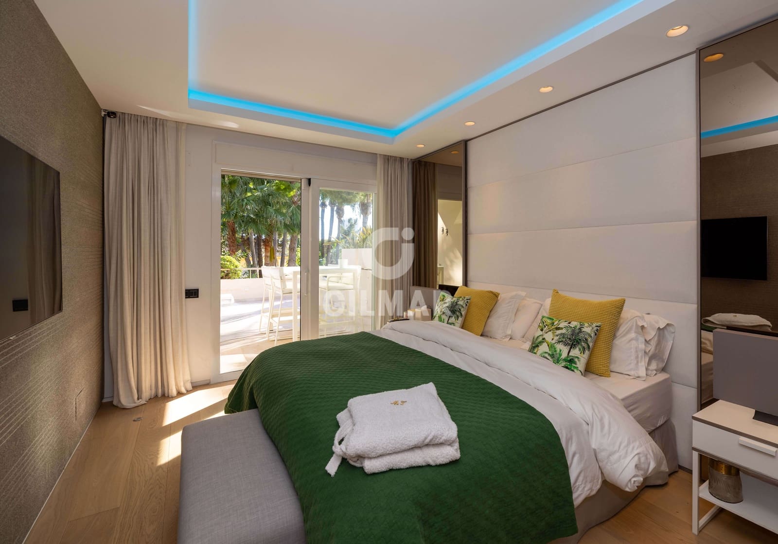 2 bedroom Flat for sale in Rio Real with pool garage - € 860,000 (Ref: 9412744)