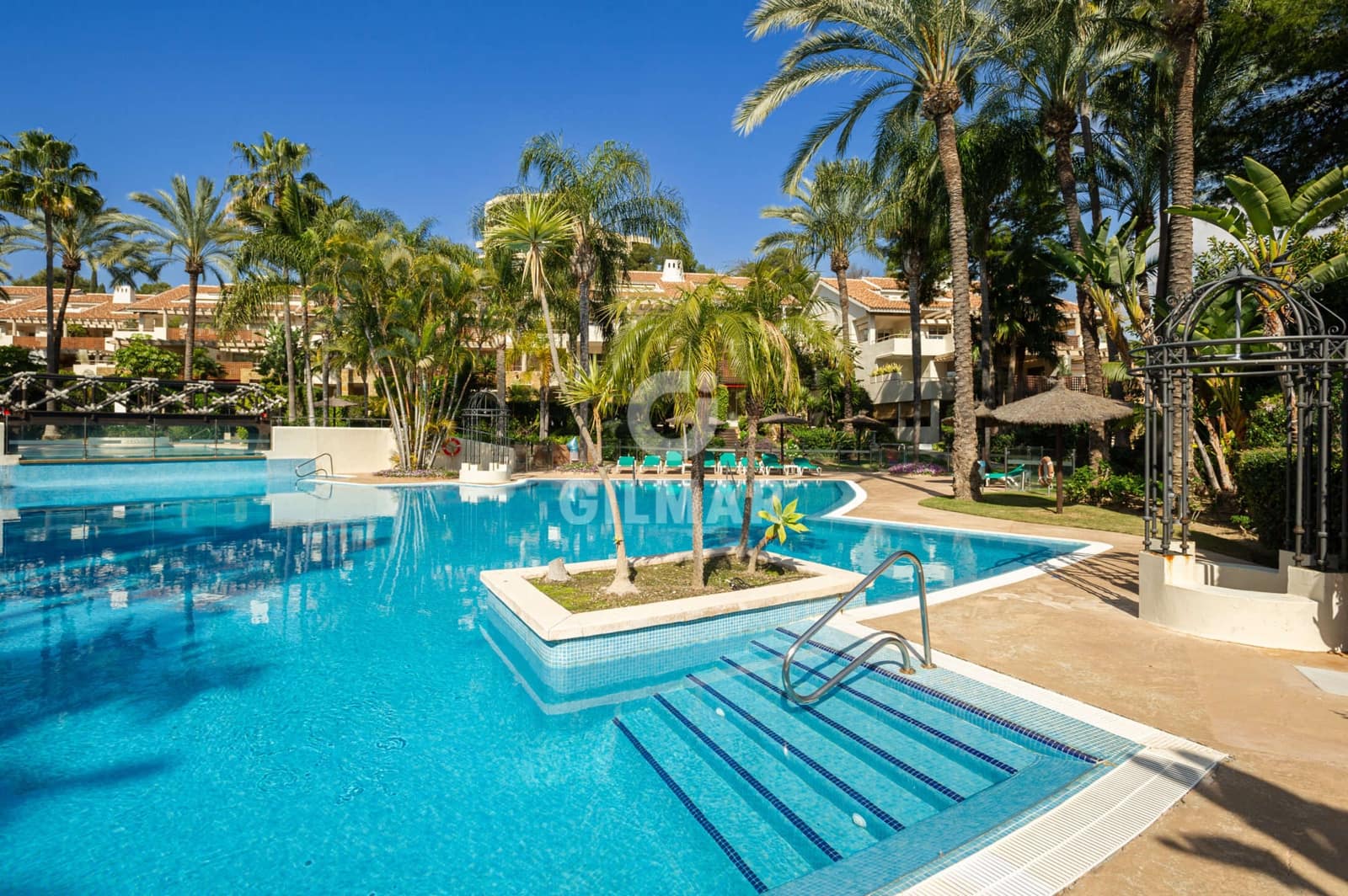 3 bedroom Flat for sale in Rio Real with pool garage - € 699,000 (Ref: 9412849)