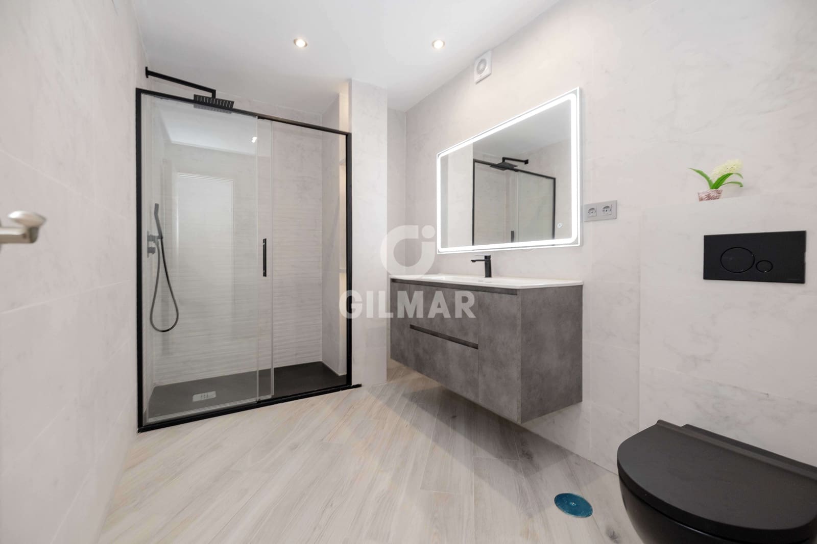 3 bedroom Flat for sale in Malaga city with garage - € 830,000 (Ref: 9413004)