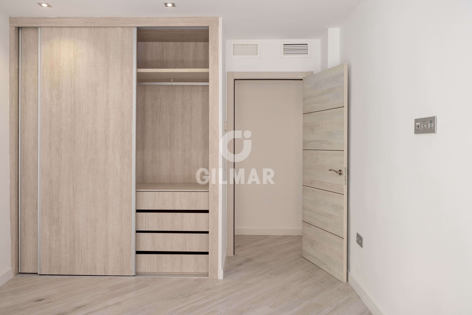 3 bedroom Flat for sale in Malaga city with garage - € 830,000 (Ref: 9413004)