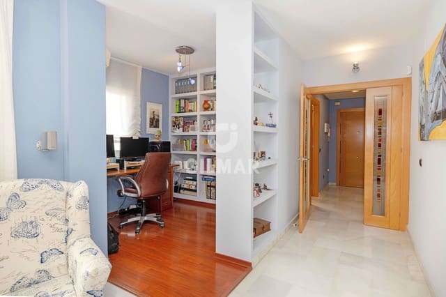 4 soveværelse Lejlighed til salg i El Limonar, Málaga by med garage - € 695.000 (Ref: 9414831)