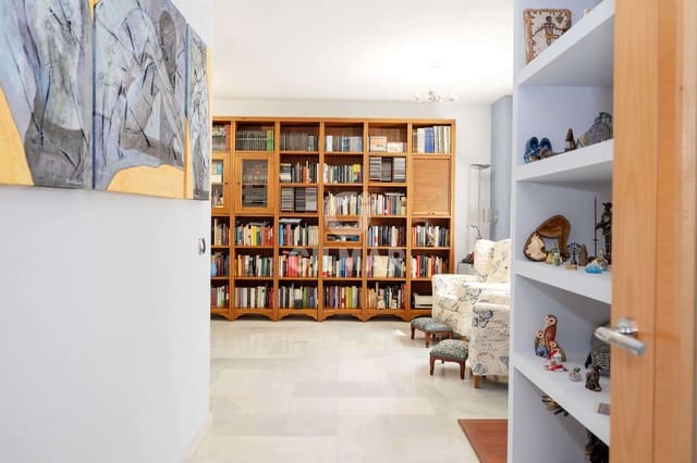 4 soveværelse Lejlighed til salg i El Limonar, Málaga by med garage - € 695.000 (Ref: 9414831)