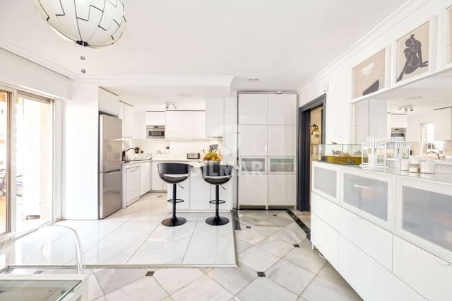 3 soveværelse Lejlighed til salg i Playa de Fontanilla, Marbella med garage - € 790.000 (Ref: 9447311)