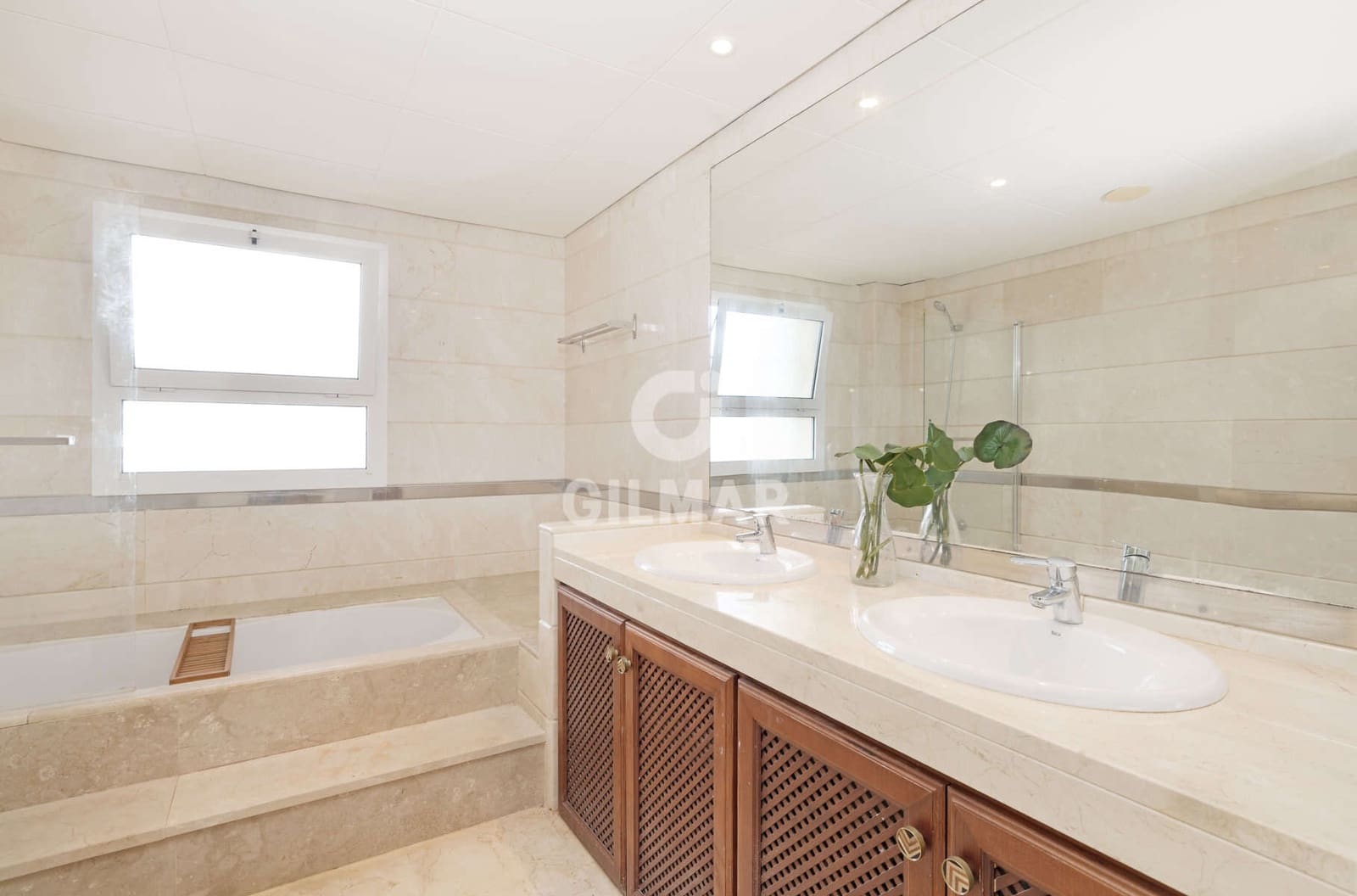 3 bedroom Flat for sale in Sotogrande with garage - € 550,000 (Ref: 9449389)