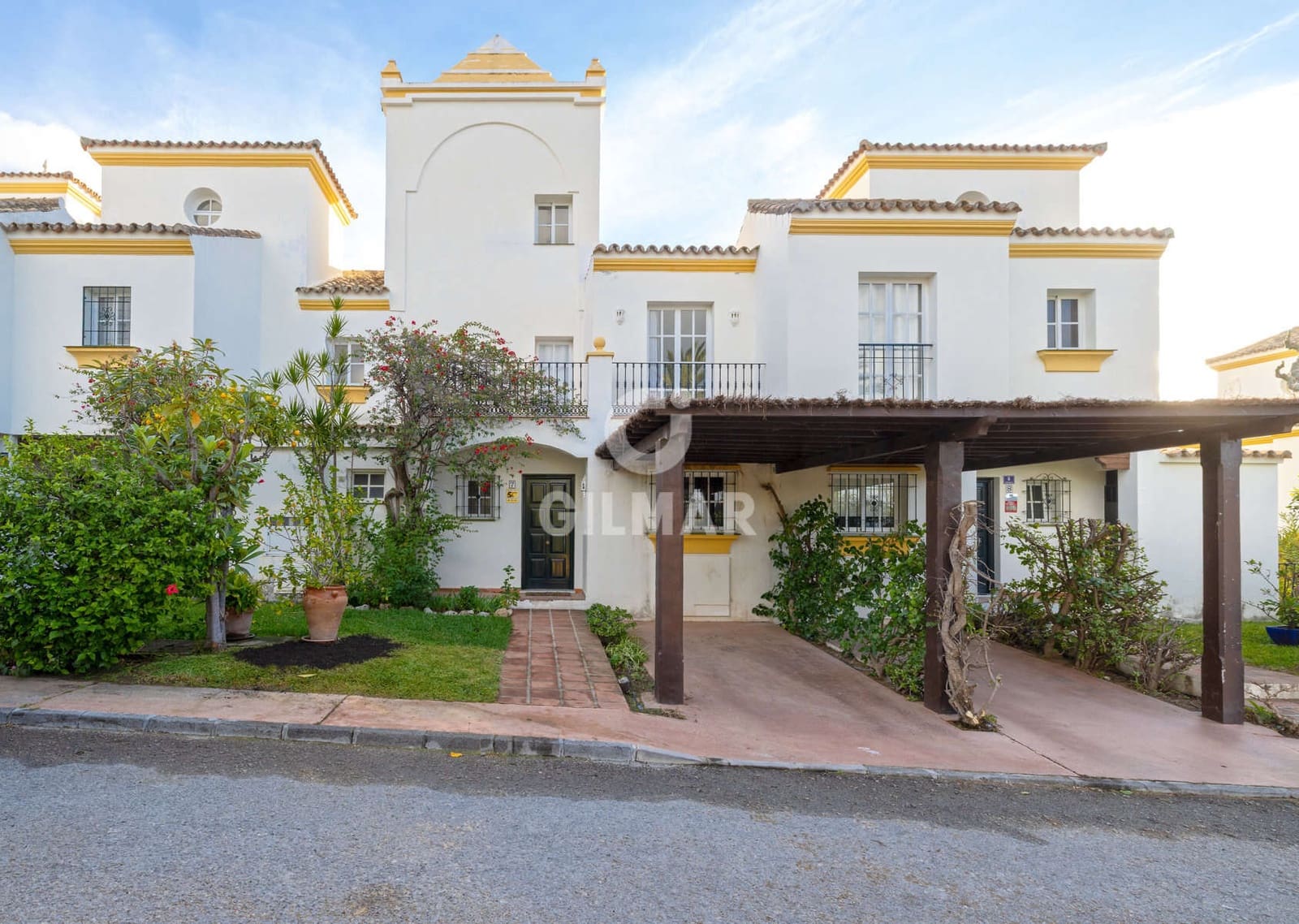 4 soveværelse Rækkehus til salg i New Golden Mile med swimmingpool - € 560.000 (Ref: 9457869)