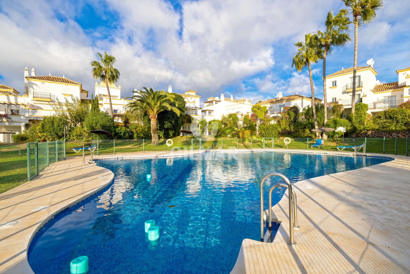 4 soveværelse Rækkehus til salg i New Golden Mile med swimmingpool - € 560.000 (Ref: 9457869)