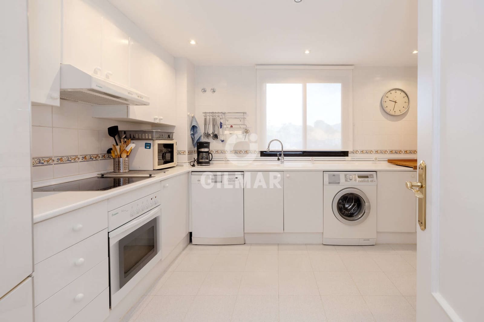 3 bedroom Flat for sale in Estepona with garage - € 490,000 (Ref: 9476269)