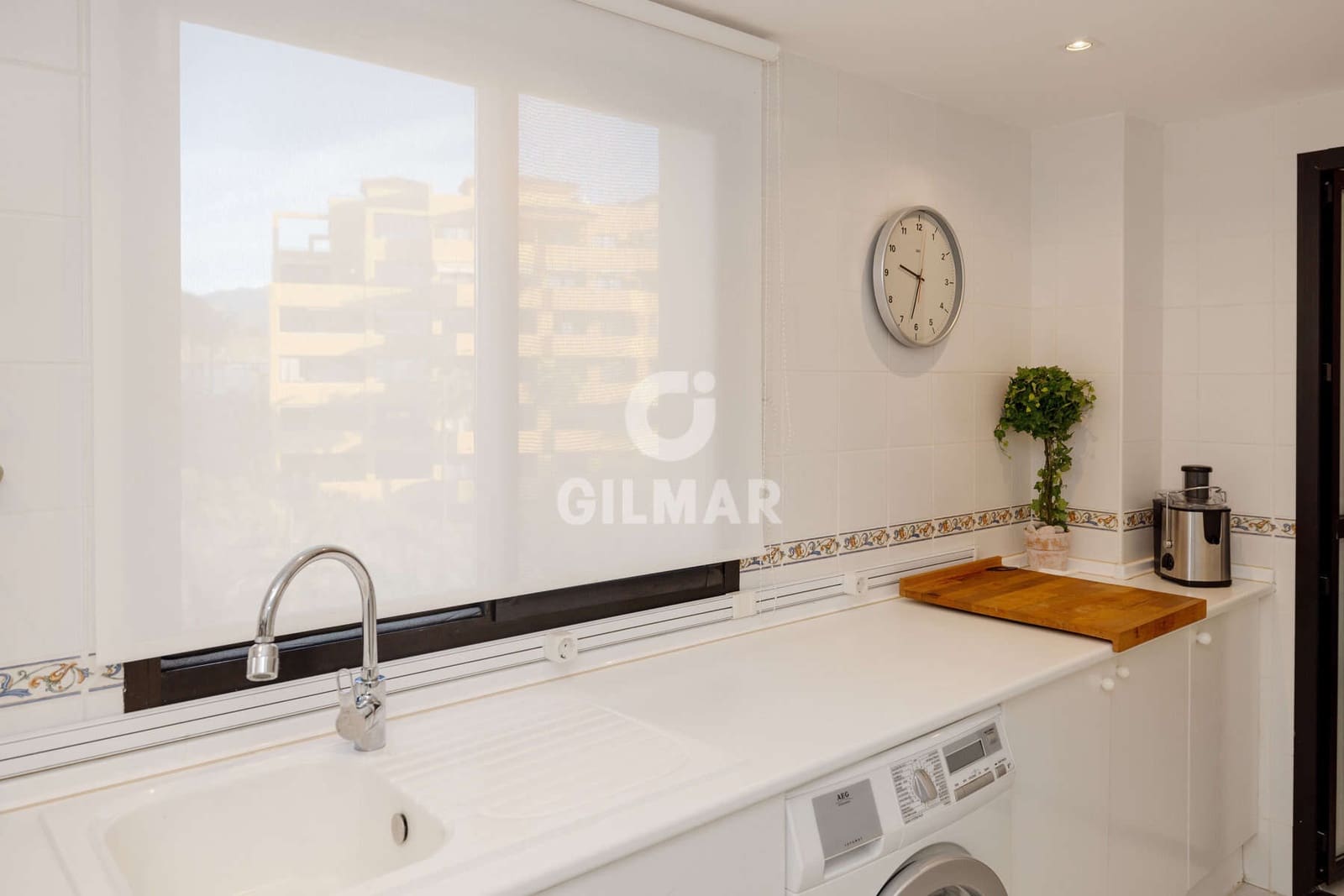3 bedroom Flat for sale in Estepona with garage - € 490,000 (Ref: 9476269)