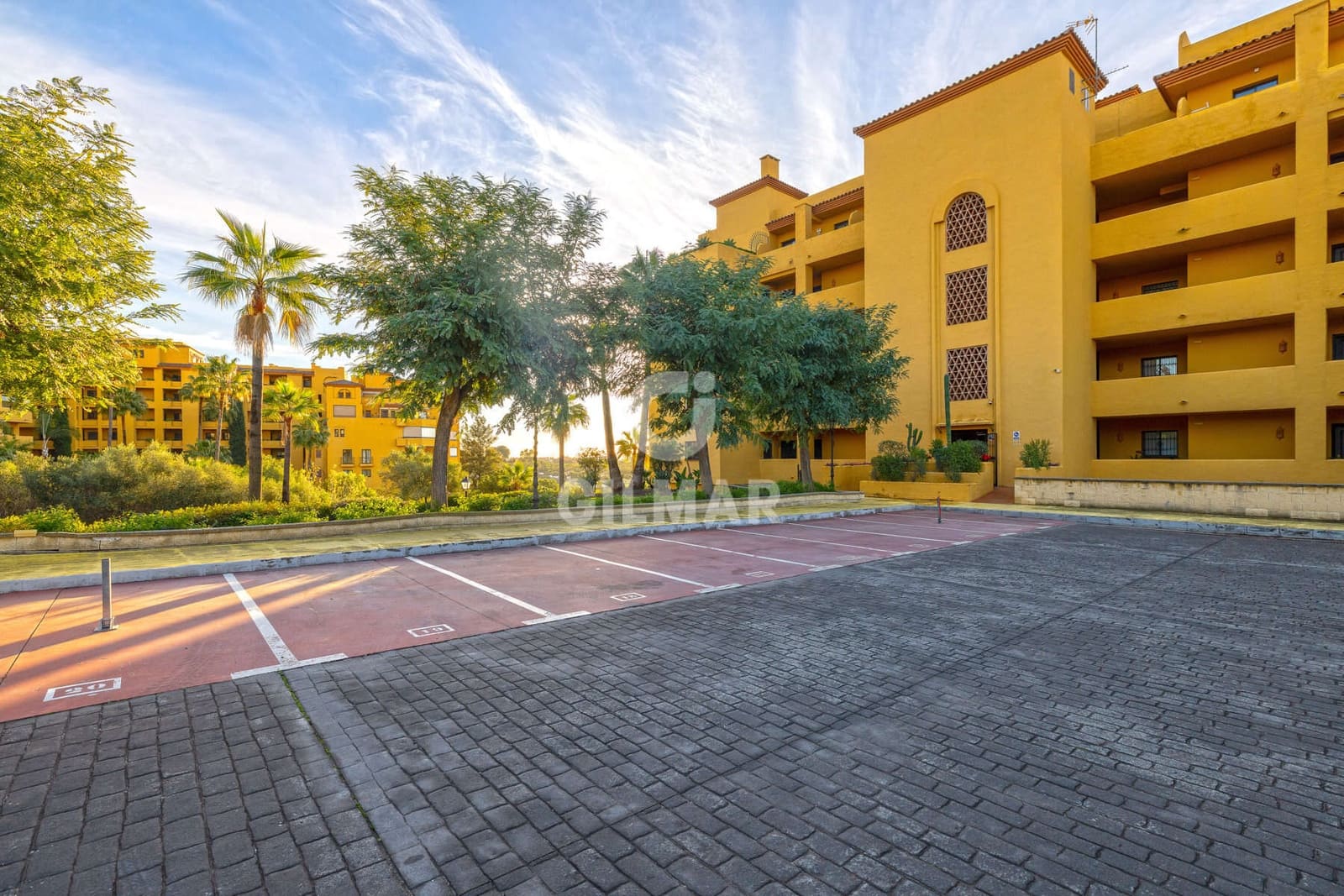 3 bedroom Flat for sale in Estepona with garage - € 490,000 (Ref: 9476269)