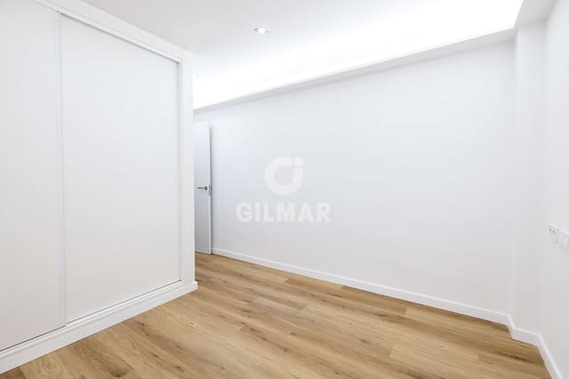 Piso de 3 habitaciones en Zona Puerto Deportivo, Fuengirola en venta - 325.000 € (Ref: 9481638)