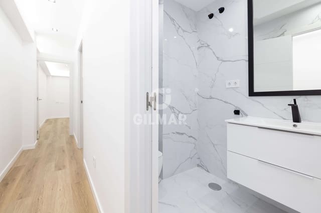 Piso de 3 habitaciones en Zona Puerto Deportivo, Fuengirola en venta - 325.000 € (Ref: 9481638)