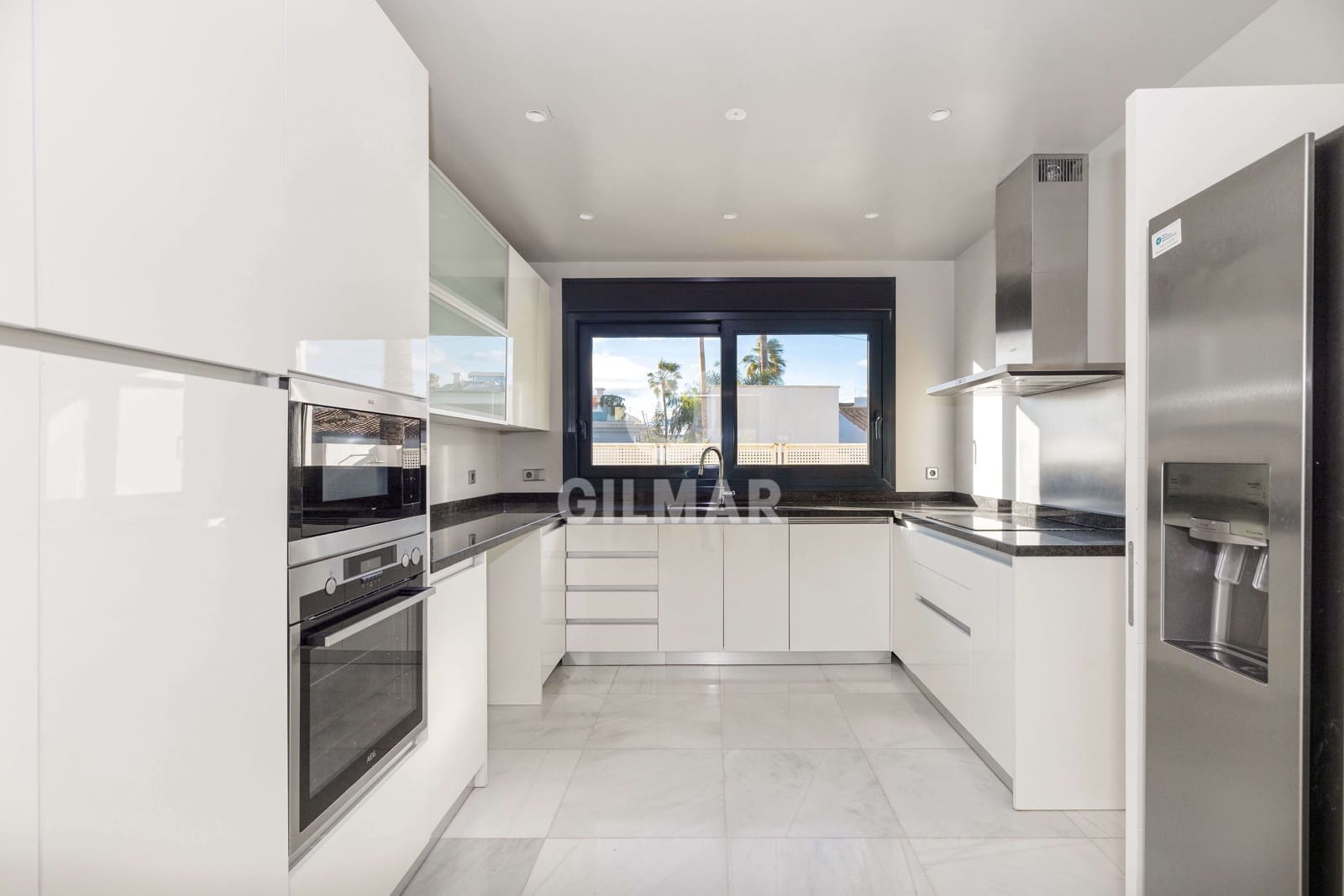 5 bedroom Villa for sale in Marbesa with pool garage - € 2,325,000 (Ref: 9503499)