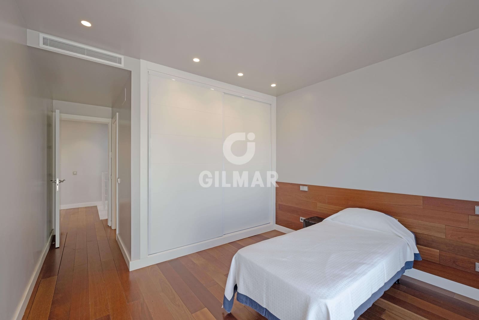 5 bedroom Villa for sale in Marbesa with pool garage - € 2,325,000 (Ref: 9503499)