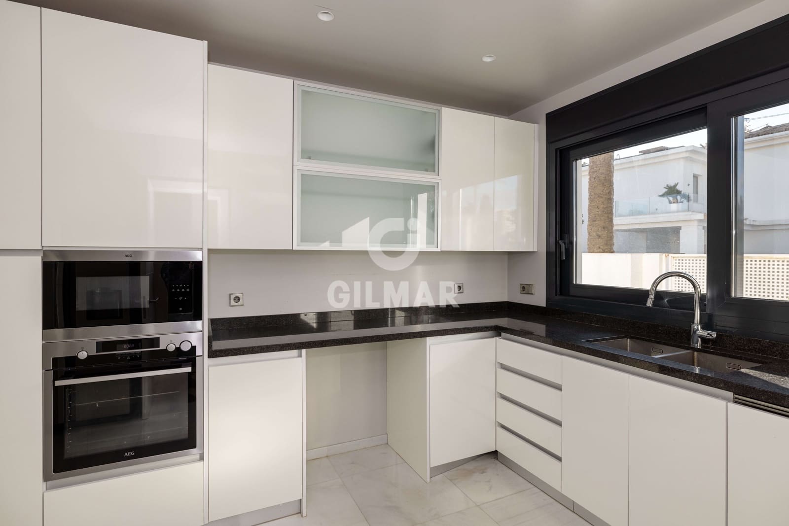 5 bedroom Villa for sale in Marbesa with pool garage - € 2,325,000 (Ref: 9503499)