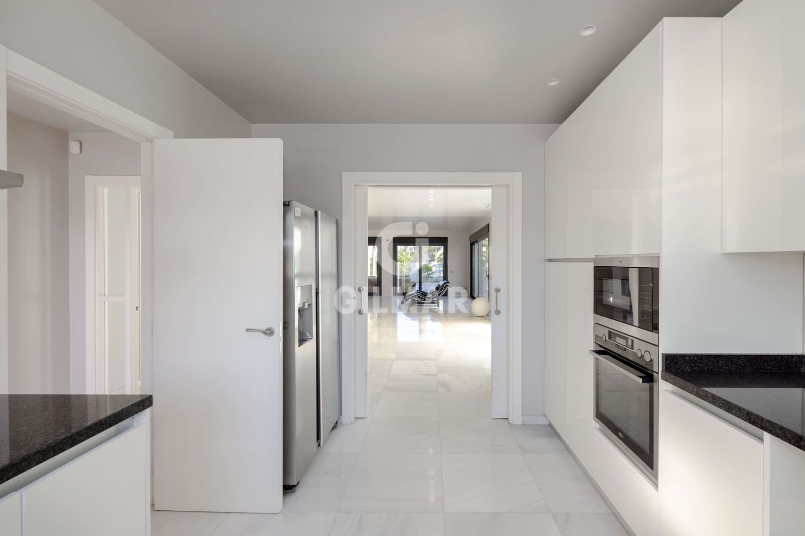 5 bedroom Villa for sale in Marbesa with pool garage - € 2,325,000 (Ref: 9503499)