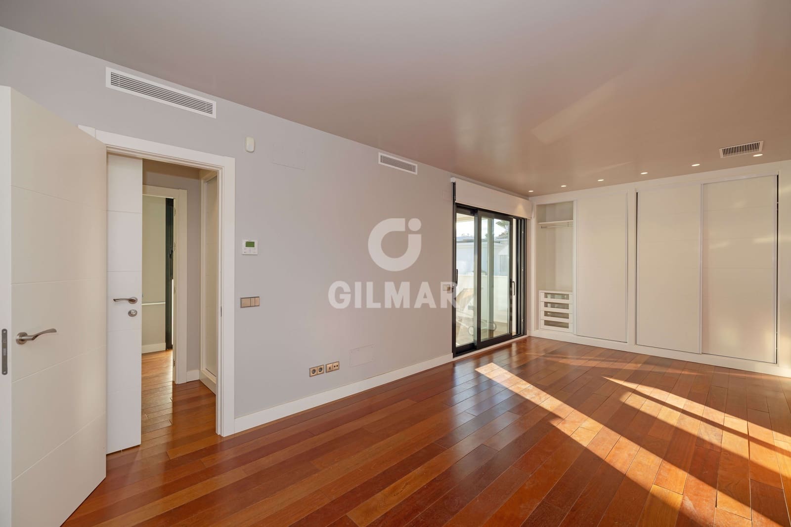 5 bedroom Villa for sale in Marbesa with pool garage - € 2,325,000 (Ref: 9503499)