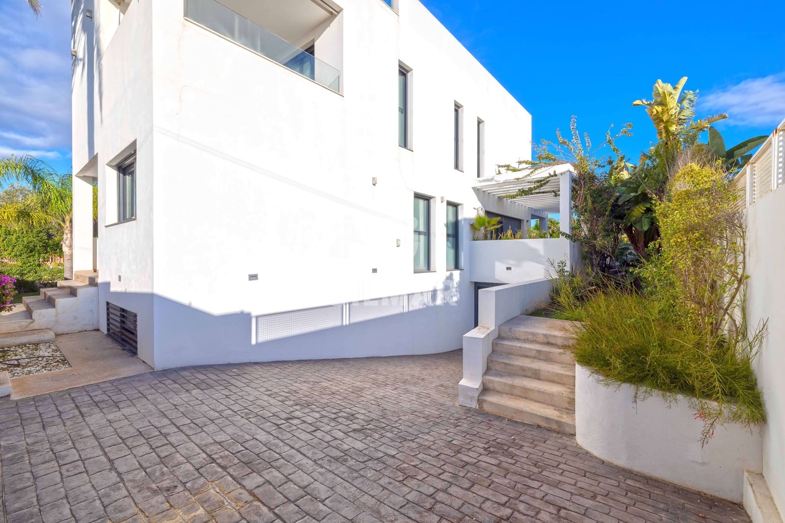 5 bedroom Villa for sale in Marbesa with pool garage - € 2,325,000 (Ref: 9503499)