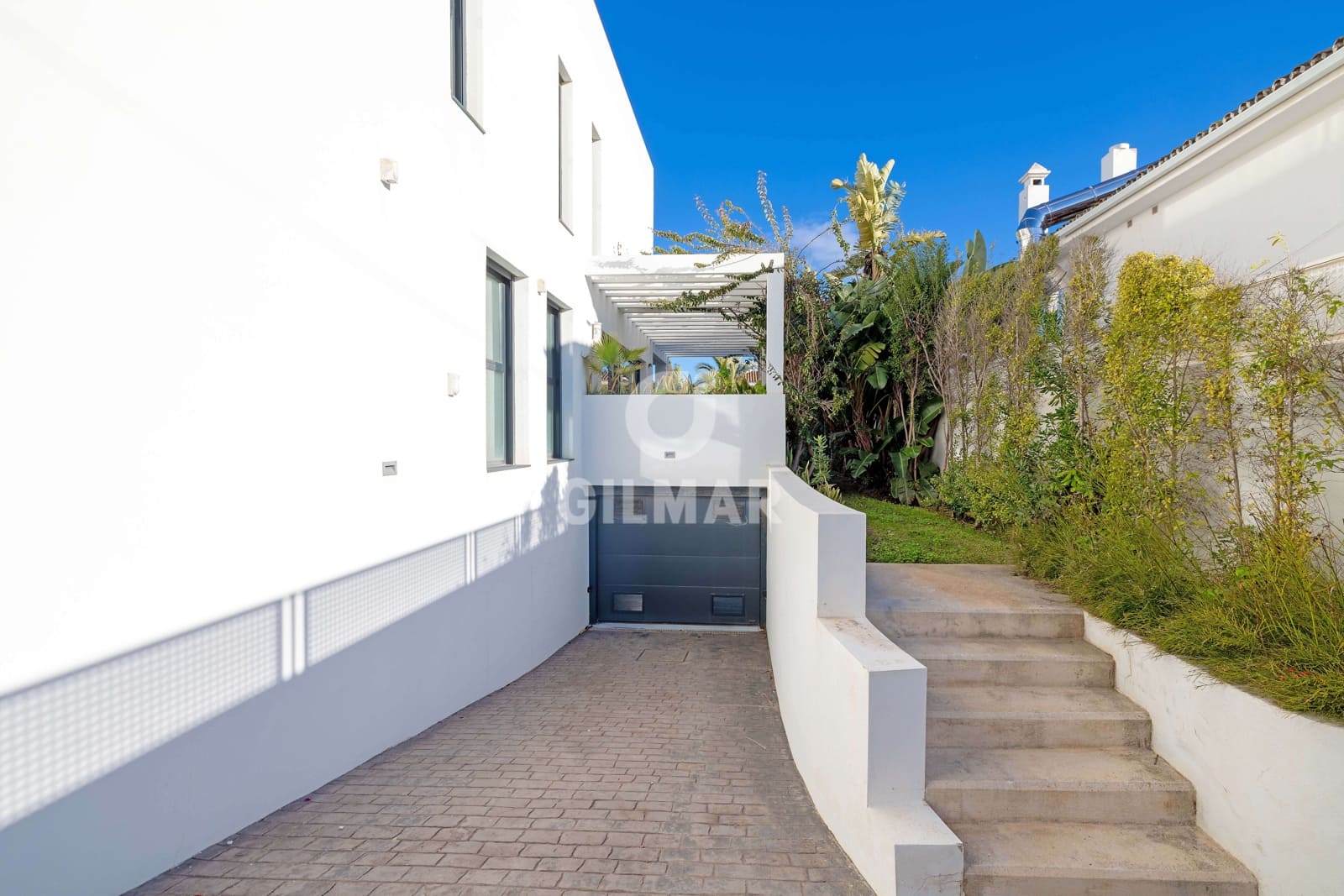 5 bedroom Villa for sale in Marbesa with pool garage - € 2,325,000 (Ref: 9503499)